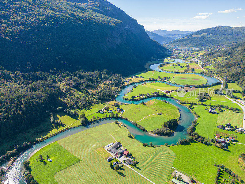 无人机在挪威美丽的河流上空飞行