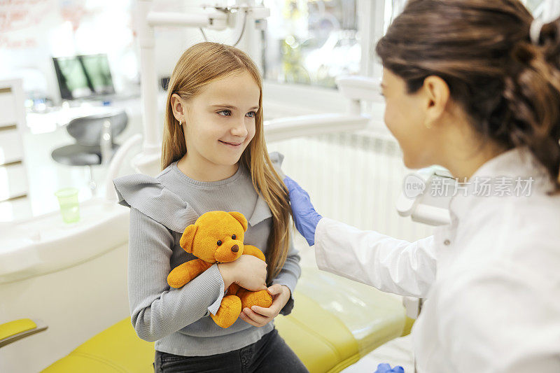 一个快乐的女孩在看牙医。