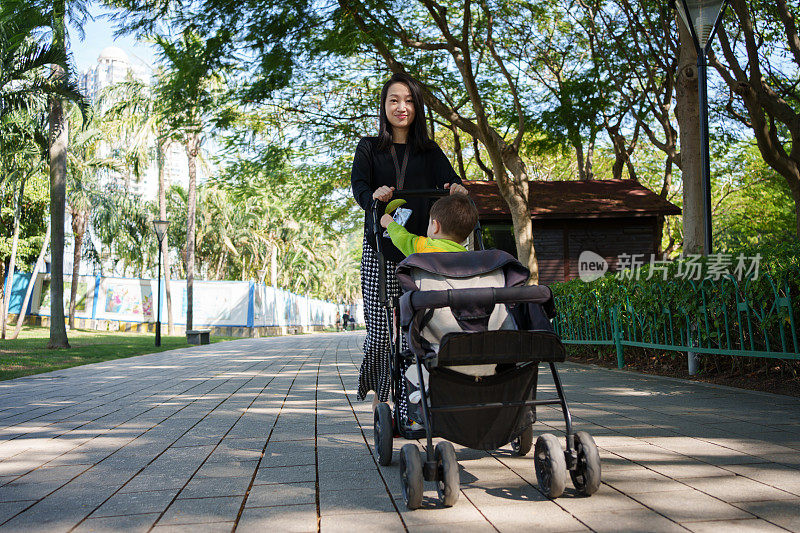 推着孩子婴儿车的妇女