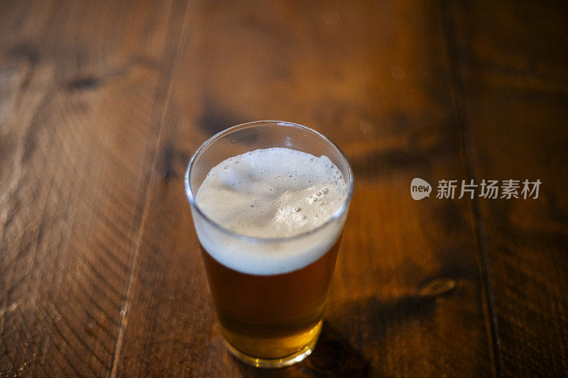 装有IPA啤酒的玻璃杯