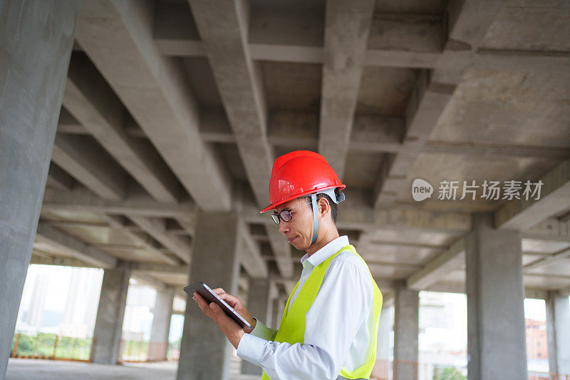 建筑工程师使用平板电脑