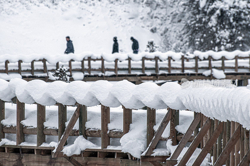 阿班特的木制人行道和新下的雪