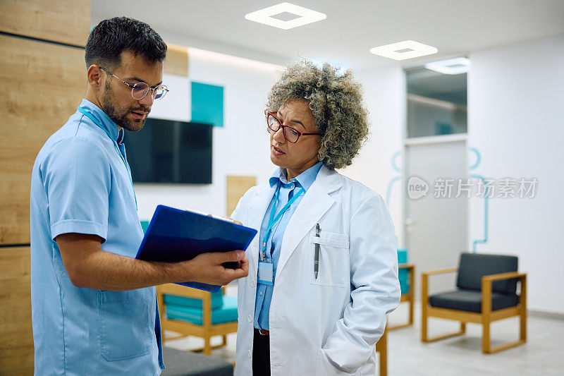 医务人员和女医生在诊所检查文件。