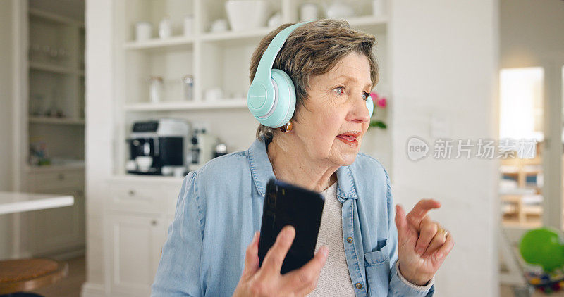 手机，耳机或老妇人听收音机播放列表放松在家享受退休生活。在家，自由或老年人对霹雳舞，唱歌或流媒体音乐，歌曲或音频单独