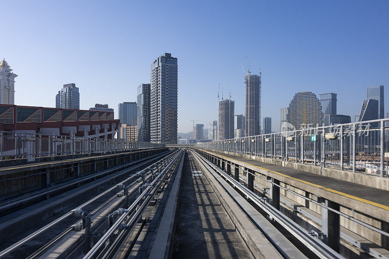 现代摩天大楼和城市轨道交通的风景照片
