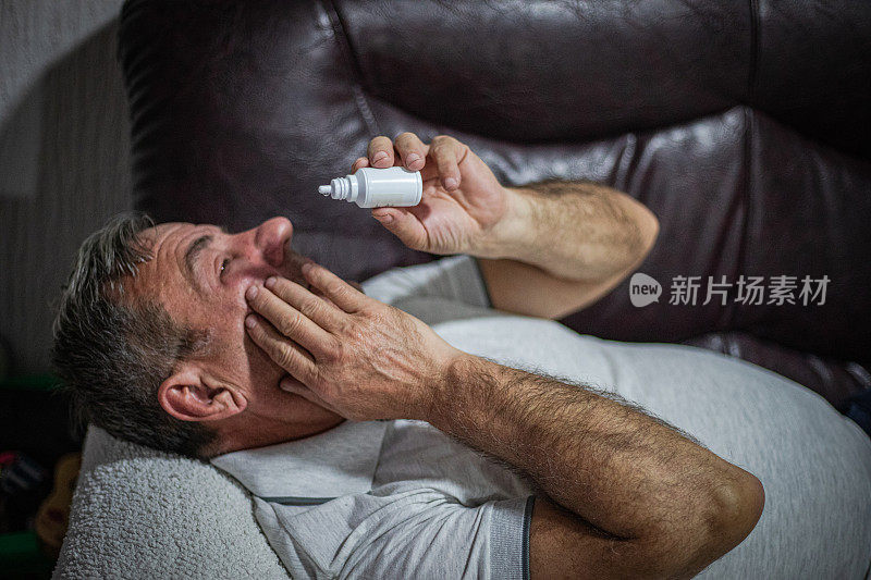 男脸红肿，虫咬过敏