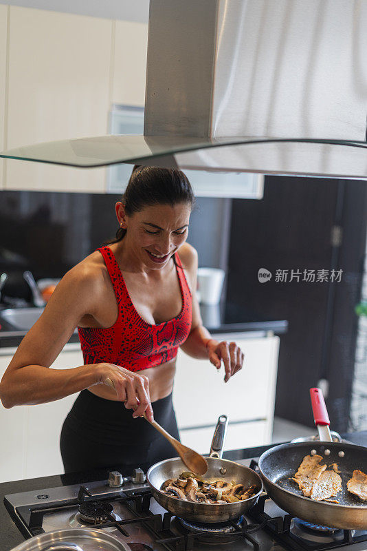 漂亮的成年女人在家里吃午饭