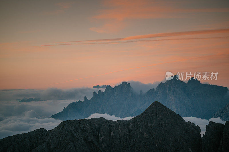 云海之上高高的山峰的宁静景色。特伦蒂诺山谷绝佳的旅游景点