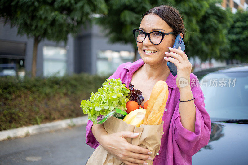 一位女士正在购物归来