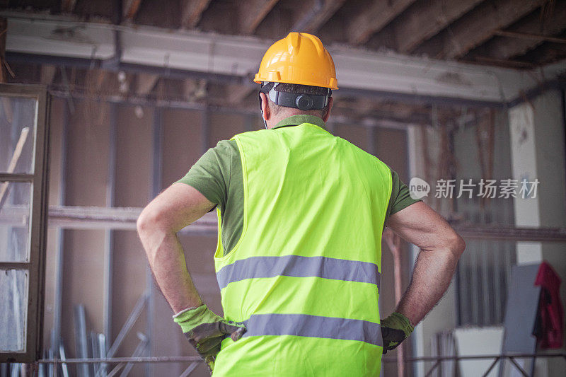 建筑工程师控制着建筑工地