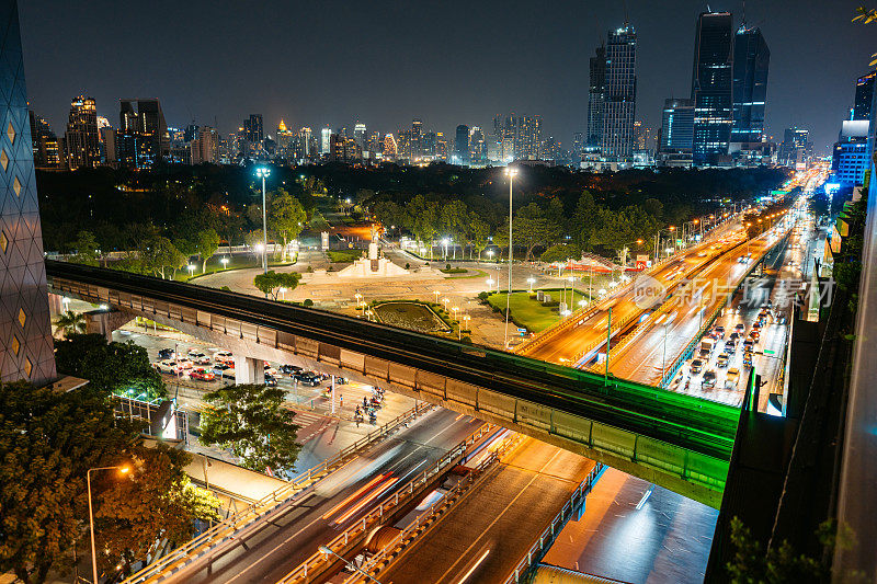 夜晚，泰国曼谷隆皮尼公园的拉玛四路的西隆区