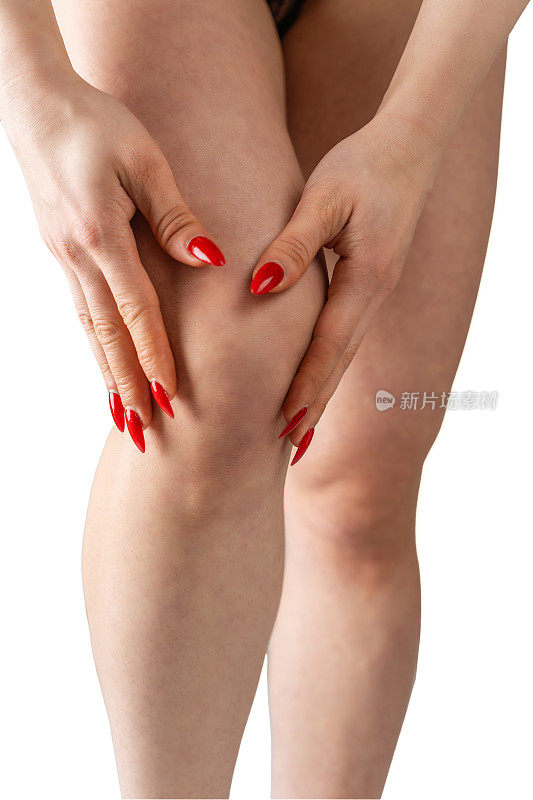 女人抱着她疼痛的膝盖骨