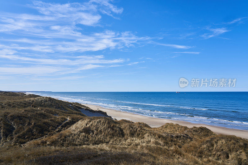 湛蓝的天空衬托着美丽的海景和海滩