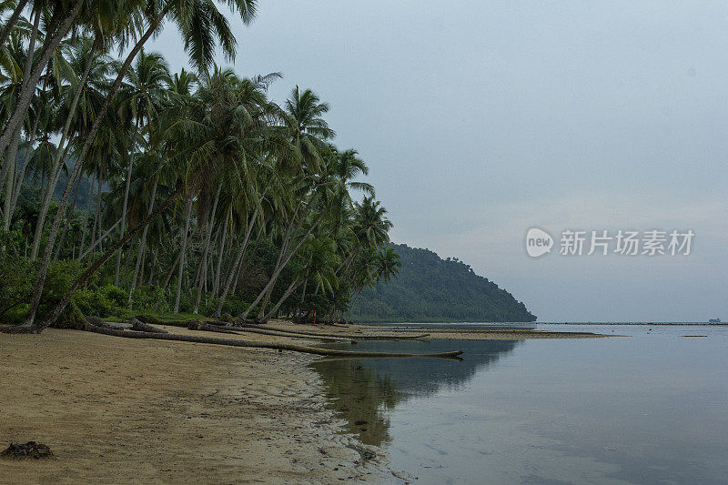 巴东尼瓦纳海滩黄昏全景