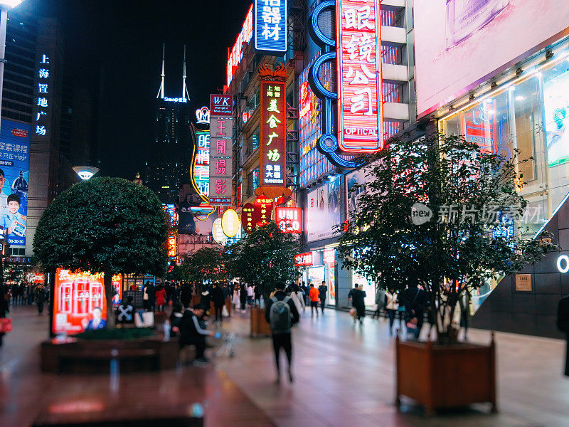 上海中国南京路购物拥挤的街道夜景