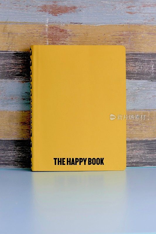 黄色的快乐书以多色的寒酸别致为背景