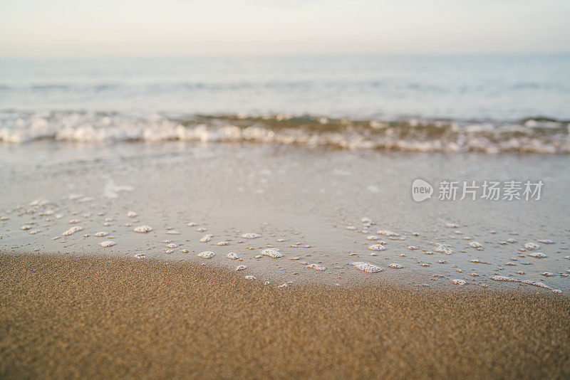 沙滩上海浪般的海水