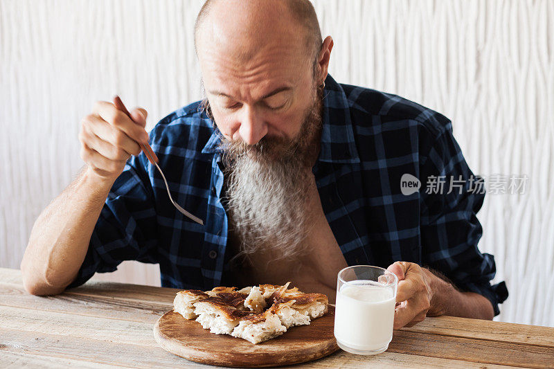 中年男子吃早餐-土耳其柏木，亚洲美食