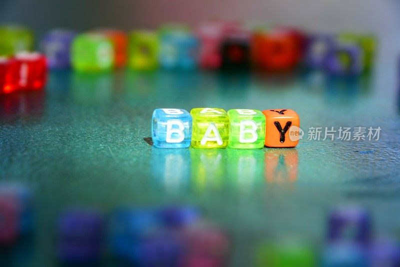 单词BABY是由字母立方体组成的