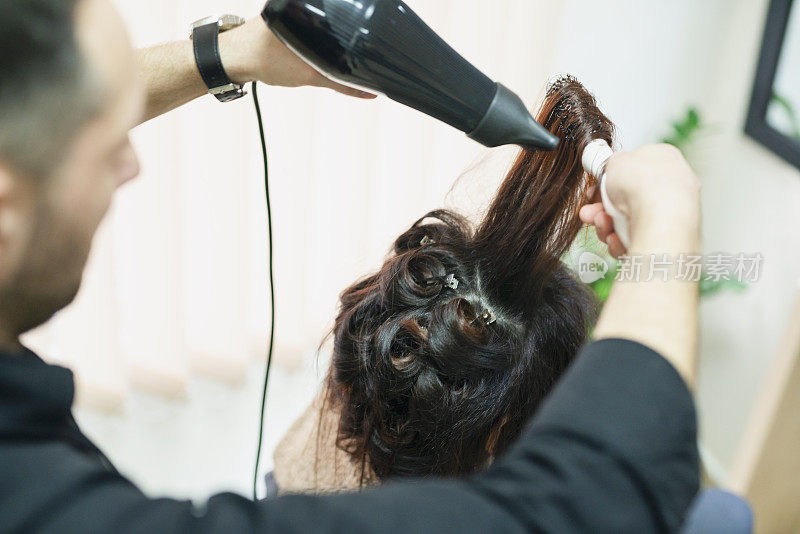 一个女人正在美发店做头发