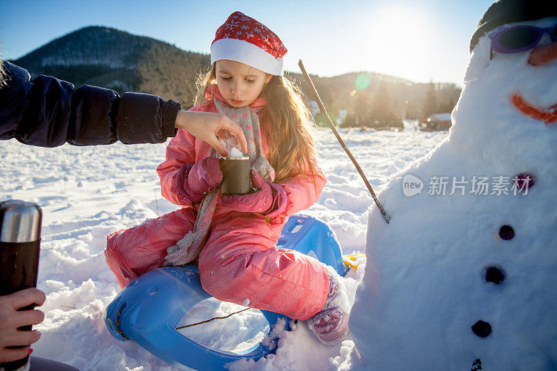 在热茶中加入雪使其冷却