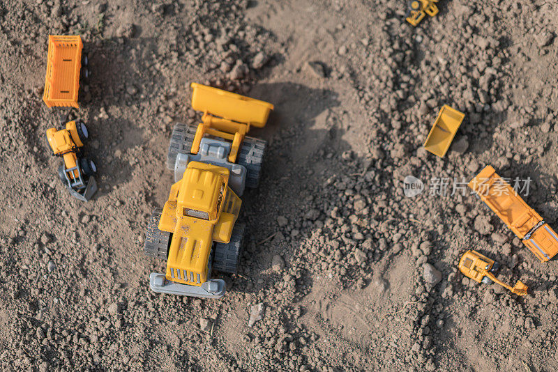 塑料卡车玩具在户外的沙子。
