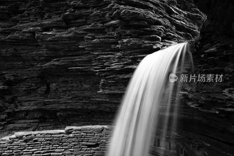 瀑布在沃特金斯峡谷州立公园在纽约州