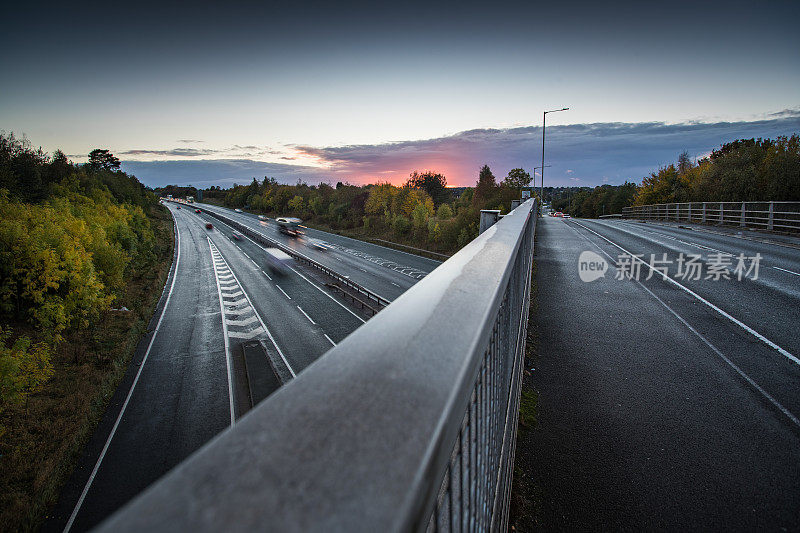 英国高速公路上的大灯和尾灯