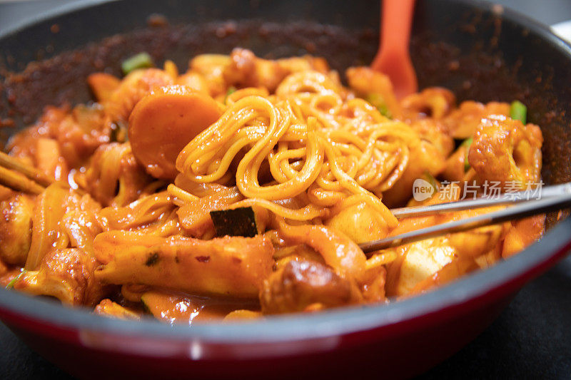 烹饪tteokbokki