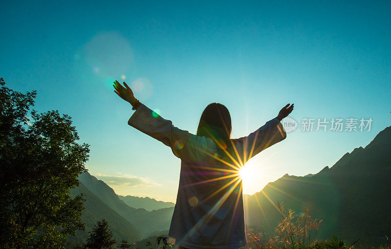 年轻女子在山顶上兴高采烈