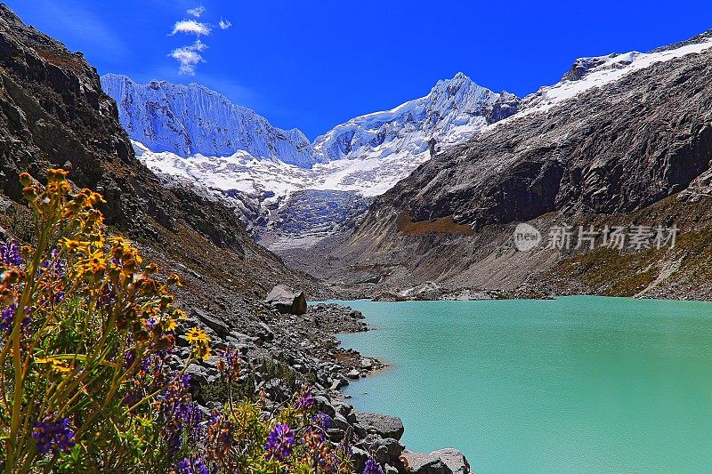 秘鲁安第斯山脉，拉古纳·拉卡湖，冰川和白雪皑皑的布兰卡山脉