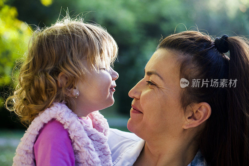 母亲和女儿花时间一起在户外