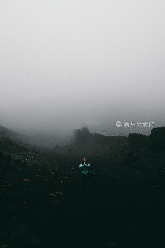 一个女人在冰岛的超现实主义火山景观做瑜伽