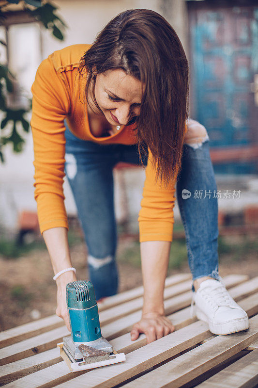 熟练的DIY的女孩