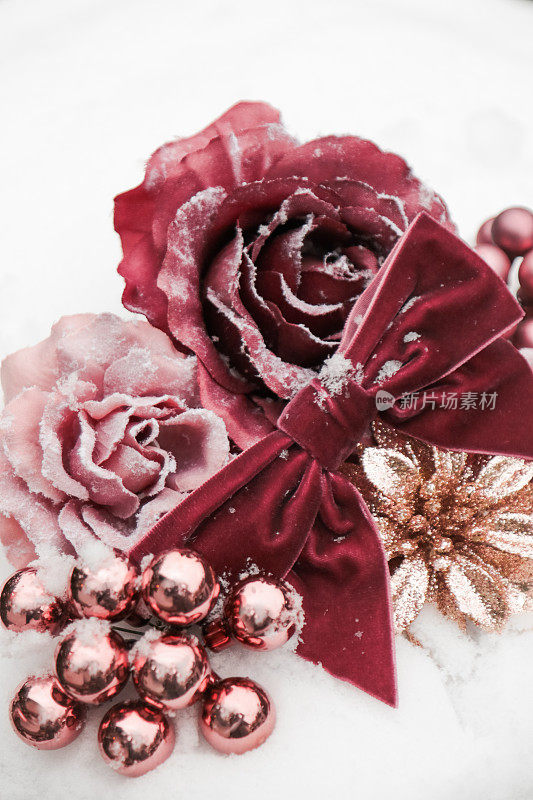 雪中的玫瑰和丝带