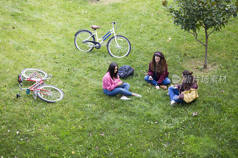 大学生在户外骑自行车