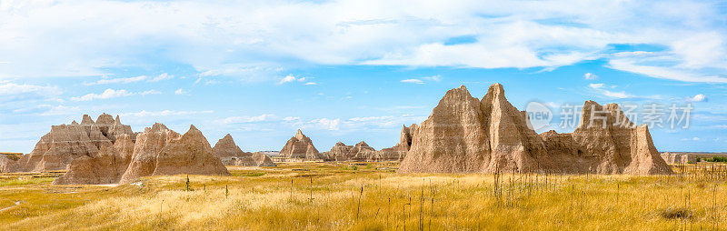 在美国南达科他州的Badlands国家公园被侵蚀岩层的全景