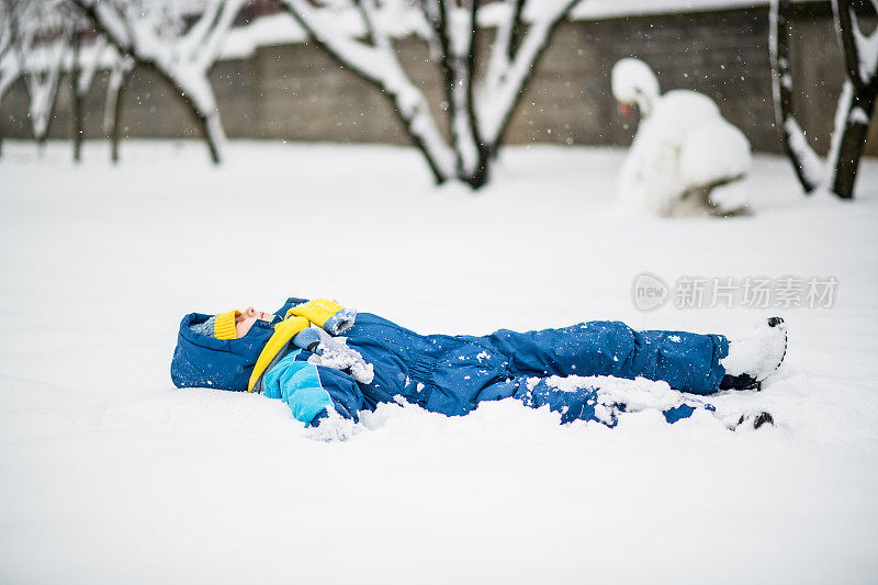 大雪过后，小男孩在享受雪