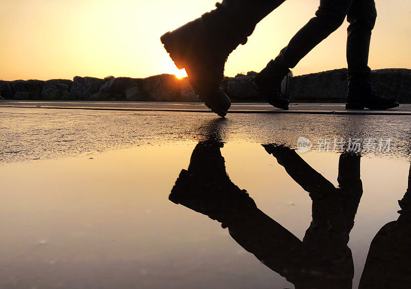 雨后水坑里的倒影。