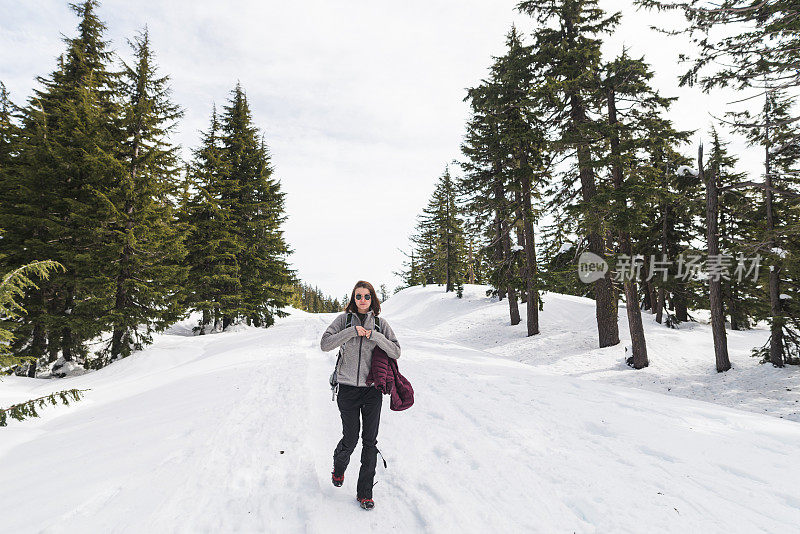 女性独自在雪山中徒步旅行