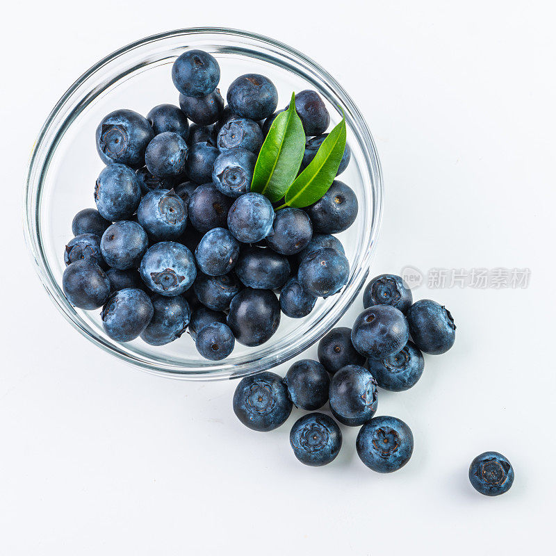 玻璃碗上的蓝莓