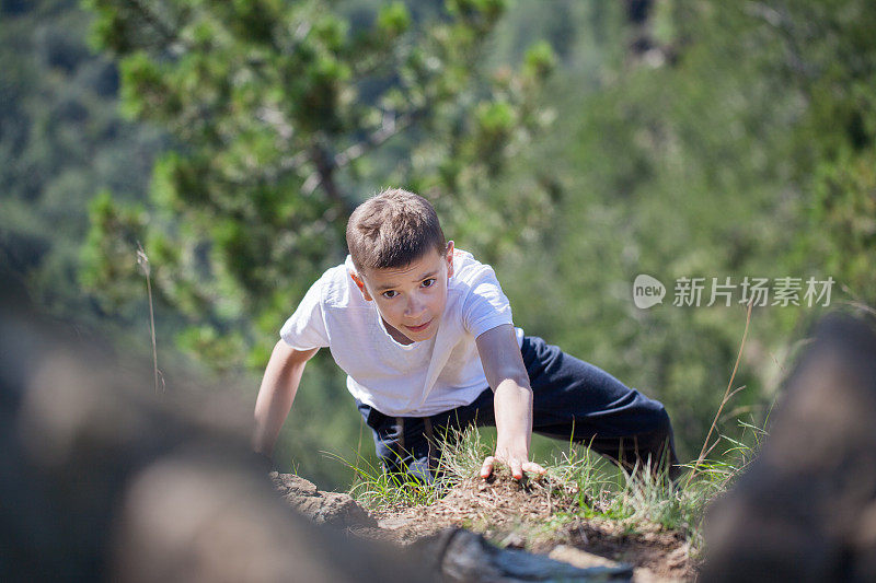 一个十几岁的男孩在爬山