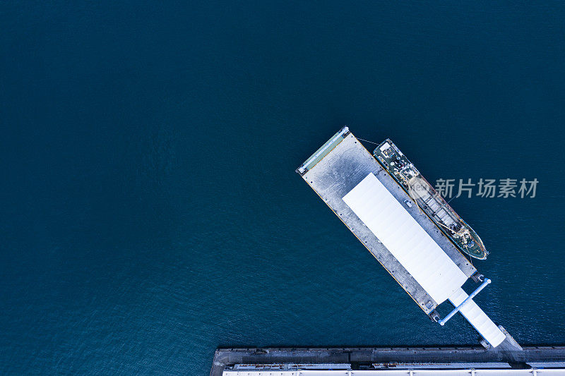 船停在深海里