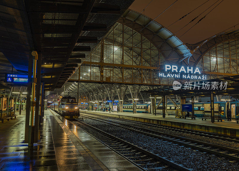 主要车站在首都布拉格的冬天雨夜
