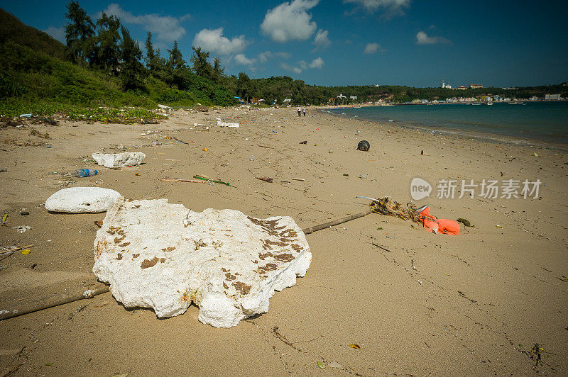 海滩上有很多垃圾