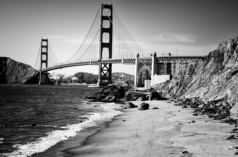 旧金山金门大桥。黑色和白色