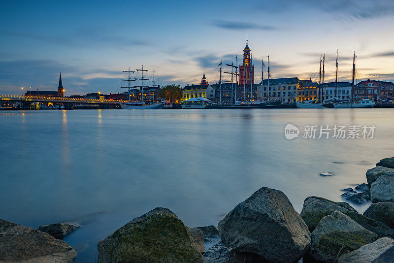 荷兰IJssel河边坎彭市的夜景。