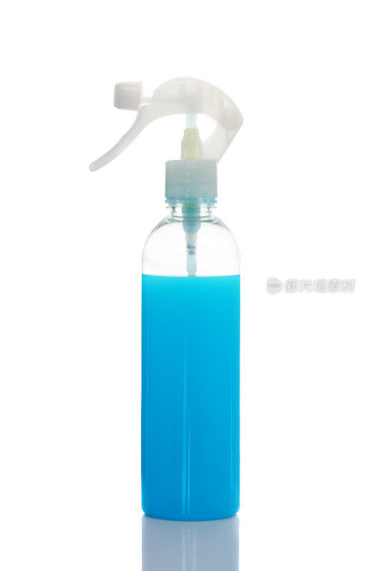 透明喷雾瓶与蓝色液体清洁剂在白色背景