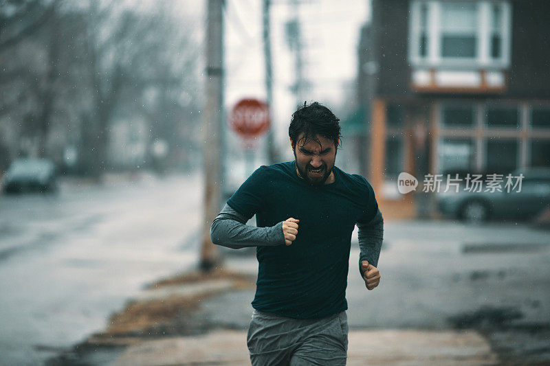 雨中奔跑