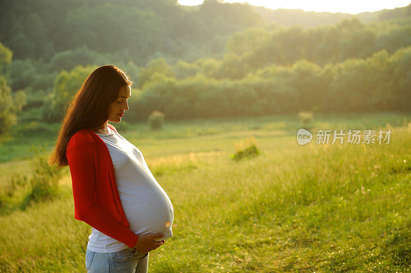 孕妇在新鲜空气中。她平静而快乐。